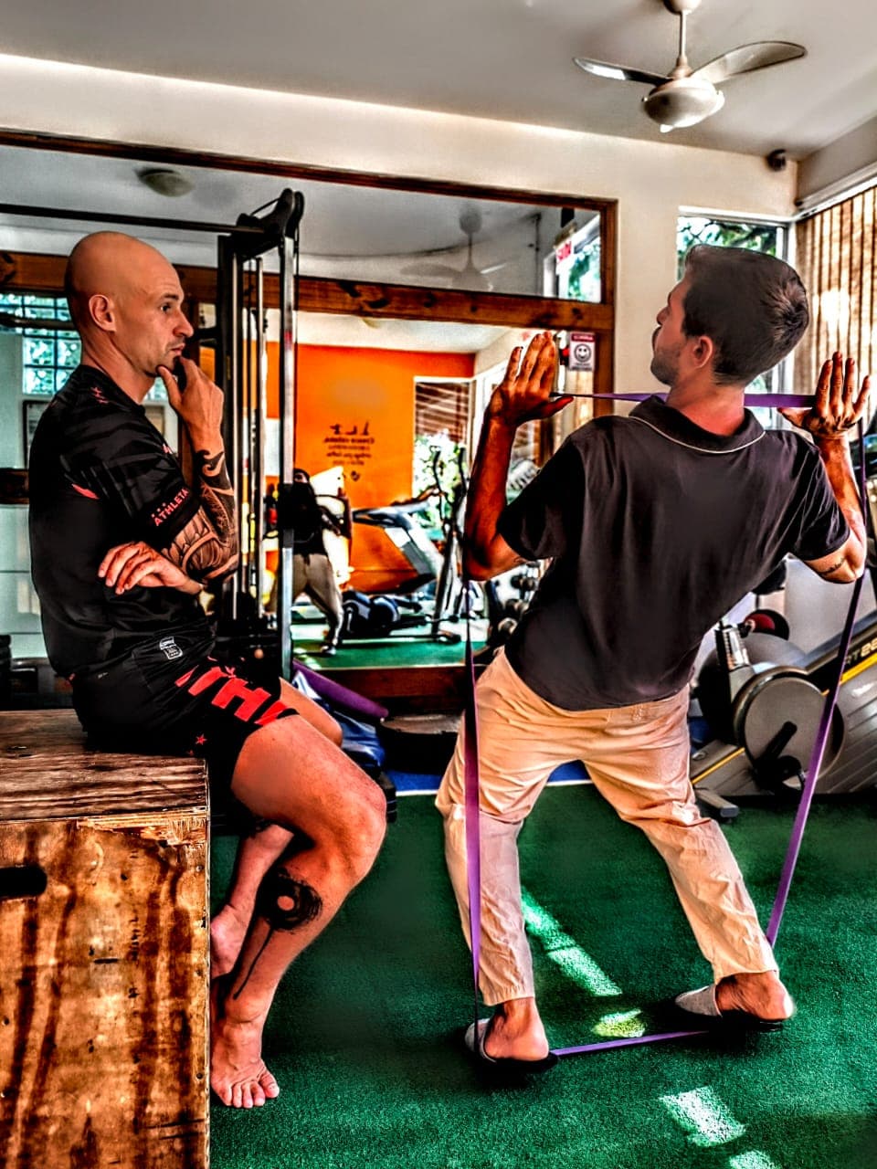 Reabilitação esportiva em andamento. Kiel Ciasca avaliando mobilidade de joelho de paciente pós-lesão em Florianópolis